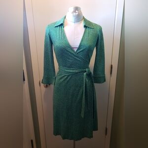 Diane Von Furstenberg Classic Wrap Vintage Print Silk Dress. Size 4